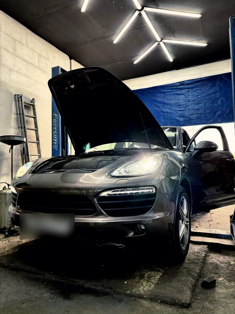 Porsche Cayenne в боксе — автосервис J-WORKS в Люберцах