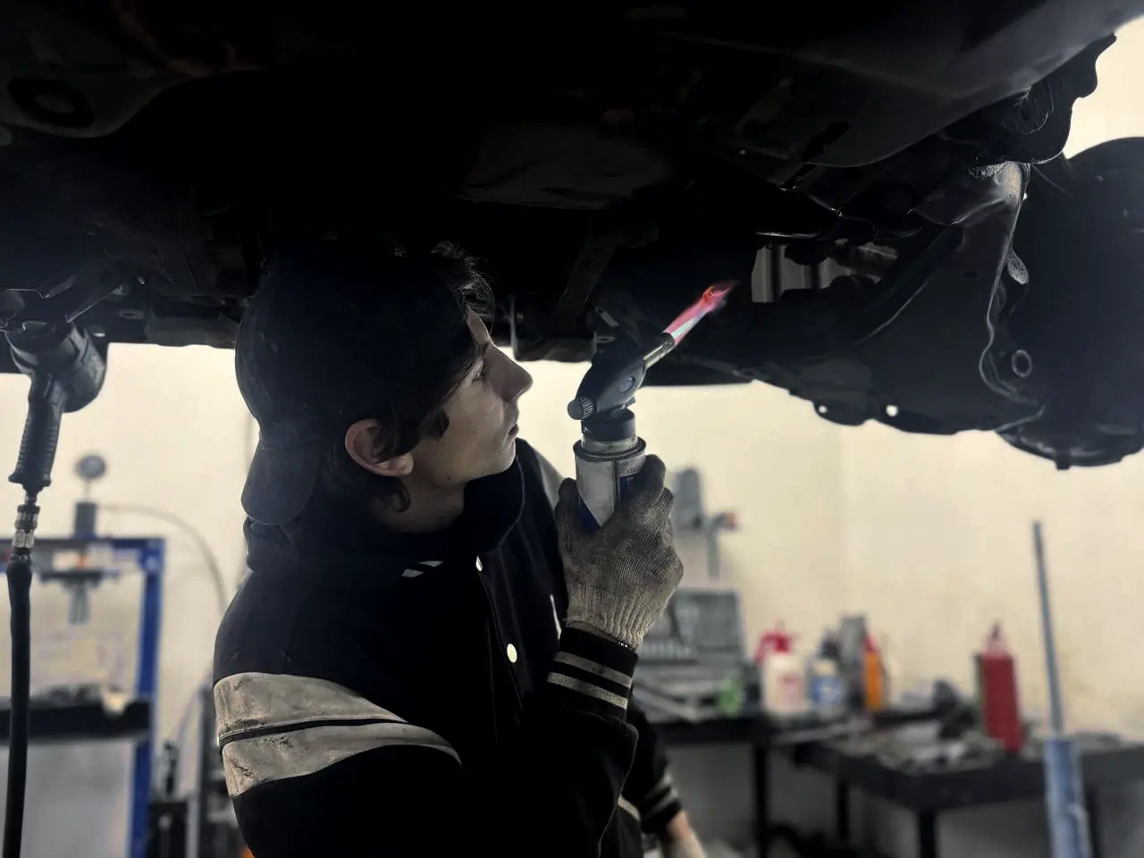 Работа под автомобилем — автосервис J-WORKS в Люберцах