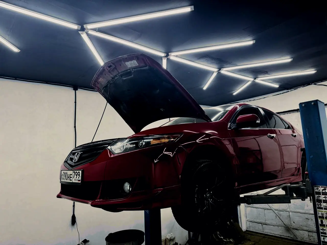 Honda Accord на подъёмнике — автосервис J-WORKS в Люберцах