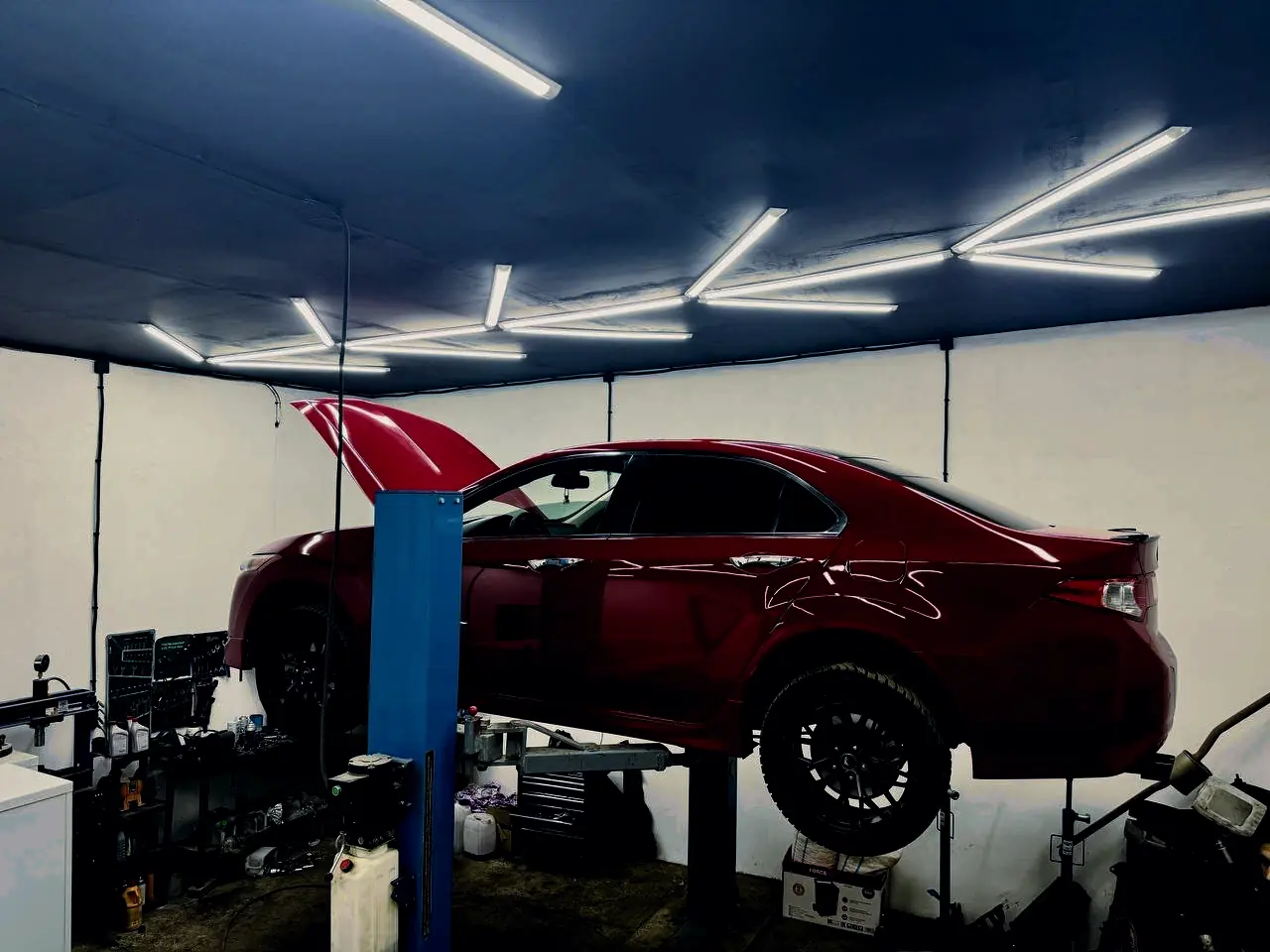 Седан на подъёмнике — автосервис J-WORKS в Люберцах