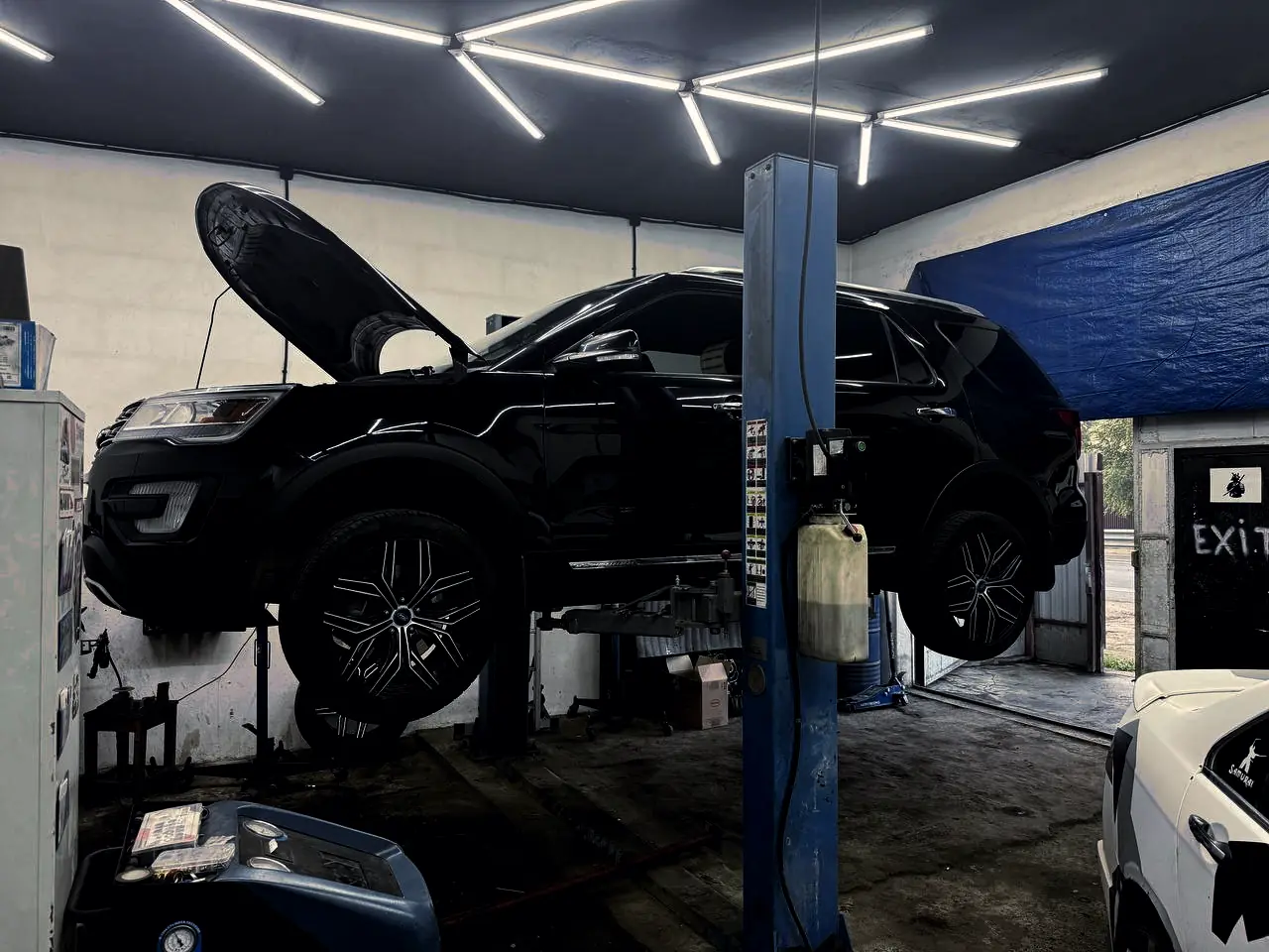Кроссовер на подъёмнике — автосервис J-WORKS в Люберцах